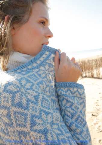 Пуловер с норвежским узором и ажурным низом спицами